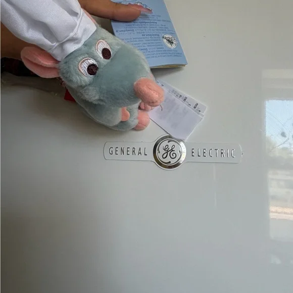 NWT: Disneyland 70th Ratatouille Chef Remy Shoulder Buddy - Picture 2 of 2